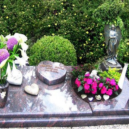Grabmal aus Granit mit Engelstatue