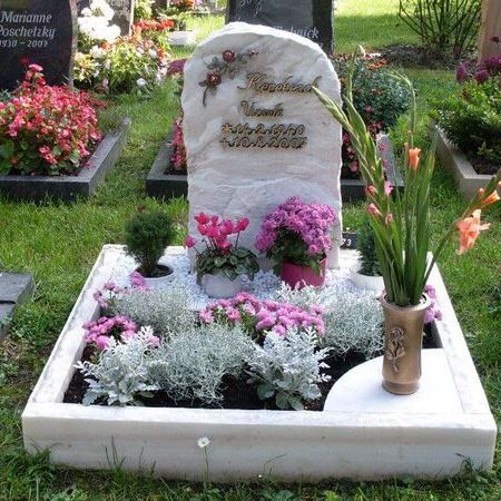 Grabmal mit integrierten kleinem Beet