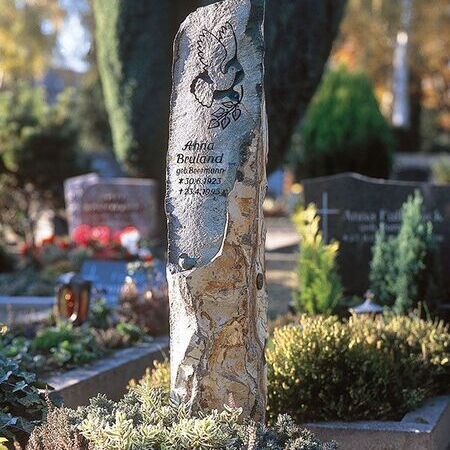 Grabmal mit kleinem Beet