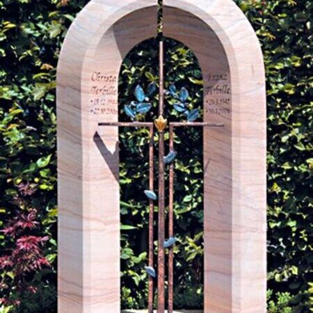 Grabmal mit Bogen und einem Kreuz