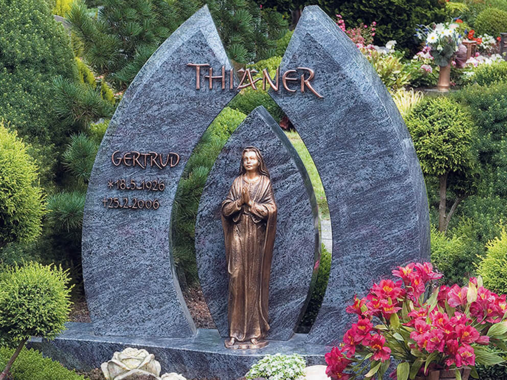 Grabmal mit Maria-Figur